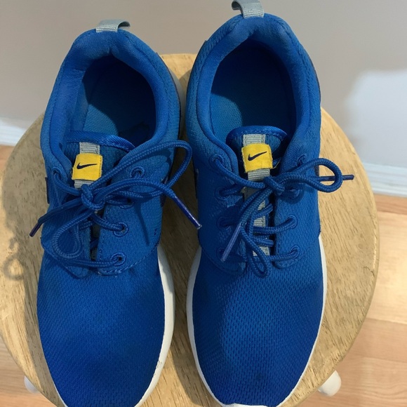 Nike Roshe One blue gently used - Picture 3 of 6